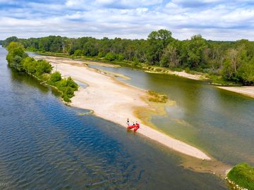 Loire is a few steps away (added by manager 07 dec 2021)