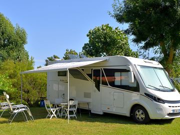 Profitez d’un emplacement nu équipé en électricité pour un confort optimal en plein air.