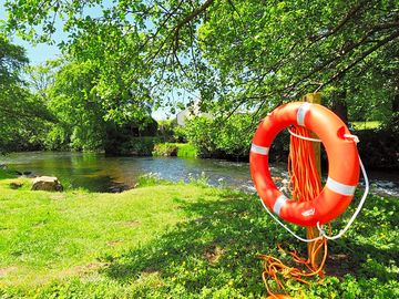 Tranquil views of the river irt right in the back garden