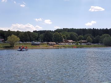 Wiesensee mit tretbooten