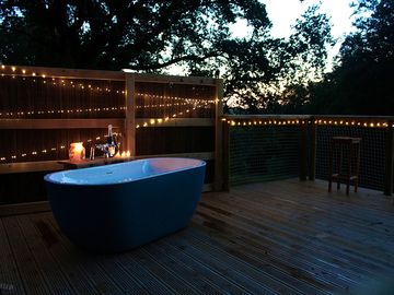 Outdoor bath and fairy lights (added by manager 08 feb 2024)