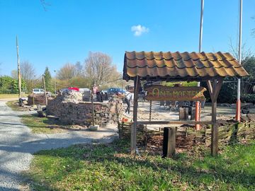 De ingang van de camping