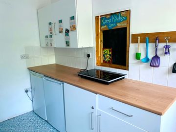 Kitchen counter with an underneath fridge (added by manager 19 apr 2024)