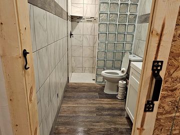 The peacemaker ranch public bathroom in barn (added by manager 27 jul 2023)