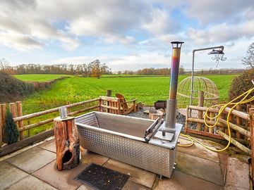 Woodburning hot tub and outside shower (added by manager 24 mar 2023)