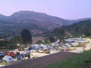 Atardecer con el camping lleno