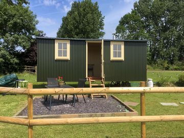 Paddock-view hut (added by manager 28 jul 2019)