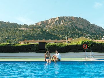 Piscina del camping con vistas al montgrí