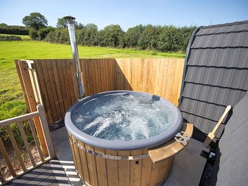Hot tub outside the pod (added by manager 15 jan 2024)