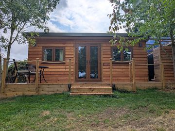 Front view apple tree lodge
