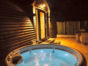 Electric-heated hot tub (added by manager 04 mar 2024)