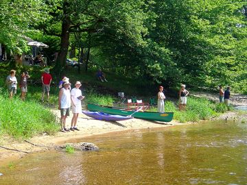 Right by the river with canoe and kayak rental (added by julie_d23 28 nov 2017)