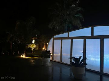 Piscina climatizada de noche
