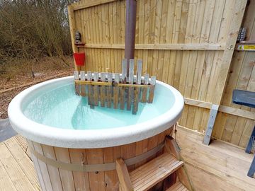 Private woodburning hot tub (added by manager 20 jul 2019)