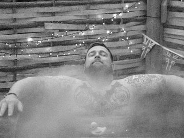 Total relaxation in the log fired hot tub (added by manager 07 may 2024)