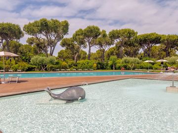 Pool with a splash fountain for the kids