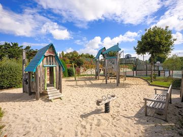 Notre aire de jeux, l’endroit préféré des petits aventuriers du camping !