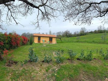 Terreno disponibile con struttura adiacente per servizi