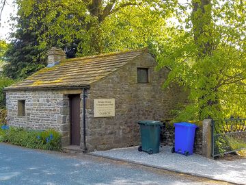 Lodge at the site's entrance on the main road (added by manager 29 sep 2022)