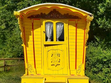 Yellow maggie smith's wagon door (added by manager 08 jul 2022)