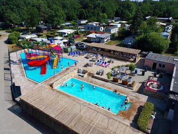 Schwimmbad mit beheizten pool und kinderpool mit aquapark und whirlpool