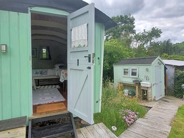 The hut and washroom (added by visitor 08 jul 2021)