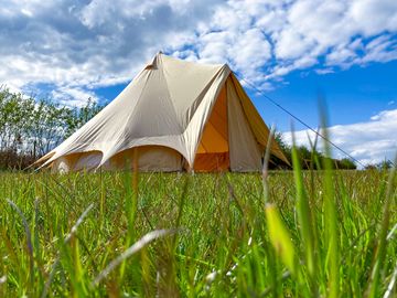 Bell tent on the field (added by manager 17 nov 2022)