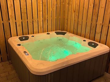 Lodge hot tub (added by manager 12 aug 2022)
