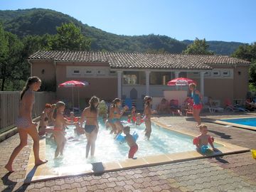 Kids' activities in the paddling pool