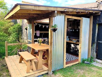 Outdoor glamper’s kitchen