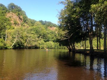 Look for the many birds nesting in the rocky outcrops as you paddle the river next to your pitch (added by alanhammondbtinternetcom 10 apr 2018)