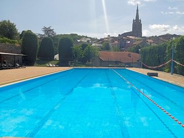 A 2mn à pieds piscine municipale au tarif de 1.80€/pers, transat, jeux et superbe vue !