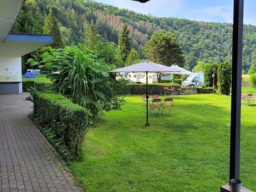 Blick auf den platz, biergartenwiese