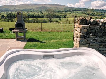 Hot tub with penhill view (added by manager 12 jan 2020)