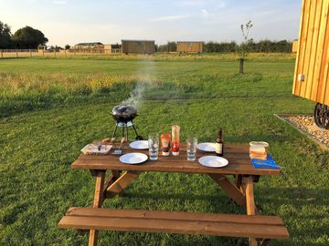 Outdoor area, picnic table and bbq supplied