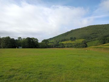 View to the south of the campsite. (added by visitor 27 jul 2023)
