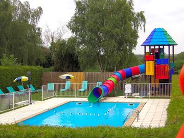 Piscine extérieure ouverte en juillet et août