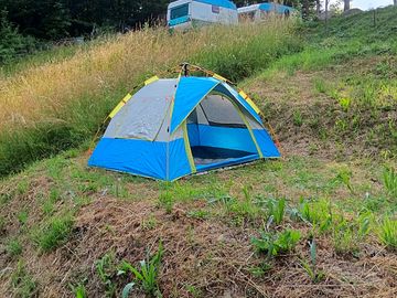 Sloping tent pitch
