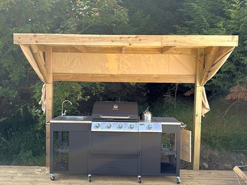 Barbecue and washing-up sink