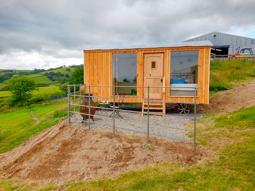 Shepherd's hut exterior (added by manager 06 sep 2022)