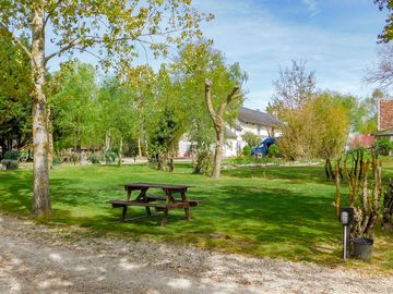 Picnic table by the pitches (added by manager 29 sep 2022)