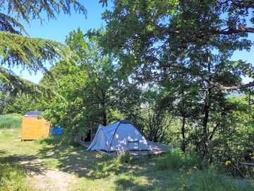 Tenda su piattaforma di legno