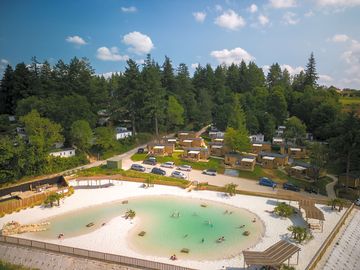 Camping le séquoia, niché au cœur des pins pour un séjour ombragé et intime. une ambiance familiale