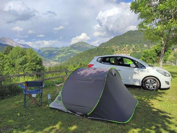 Super emplacement, avec une vue sur les montagnes, on peut même garer sa voiture a proximité. super! (added by visitor 07 jun 2022)