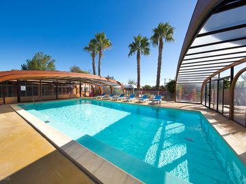 Swimming pool with retractable cover