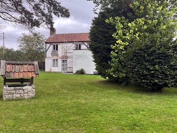 Owners' cottage as seen from the main road (added by manager 01 aug 2023)