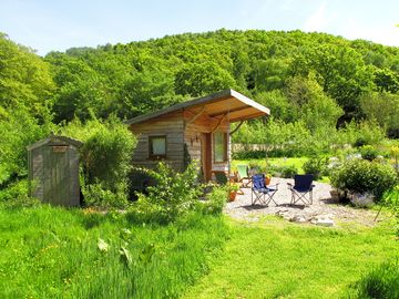 Seating and campfire space outside the cabin (added by manager 06 nov 2019)