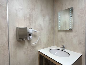 Shower room (added by manager 24 may 2024)