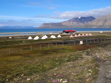 From 2021 longyearbyen camping operates with an electric fence around the site.