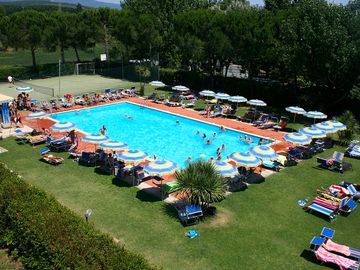 Plenty of loungers and parasols around the pool (added by manager 12 jun 2017)